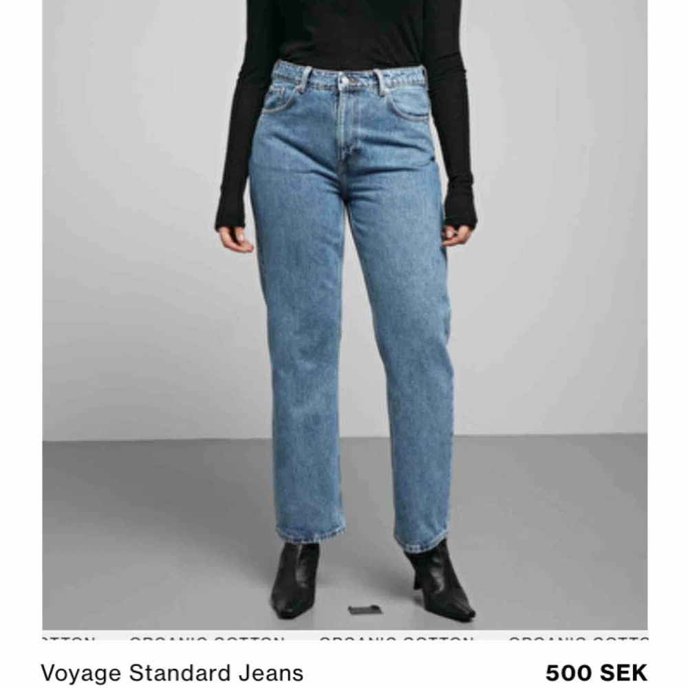 Mörkblå vintage jeans från Lee, inköpta på Beyond Retro i storlek 27 💖 de är ungefär i samma passform som weekdays Voyage fast lite mer midwaist ❤️💙 passar väldigt bra att skejta i . Jeans & Byxor.