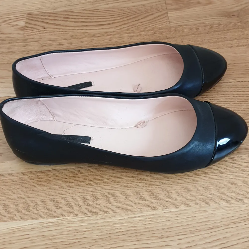 Barely used ballerinas from Zara, their trafaluc collection. Quite elegant and cute, but as it turns out my feet are too wide for them. 😋. Skor.