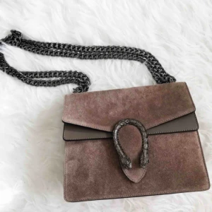  - NY! Säljer min super snygga Gucci dupe från Fashion Drug pga kommer inte till användning! Fantastiskt kvalité gjord av äkta ITALIENSK läder/suede! Passar fint till allt och kan bäras på olika sätt: som clutch, axelväska och topphandväska! Frakt ingår!