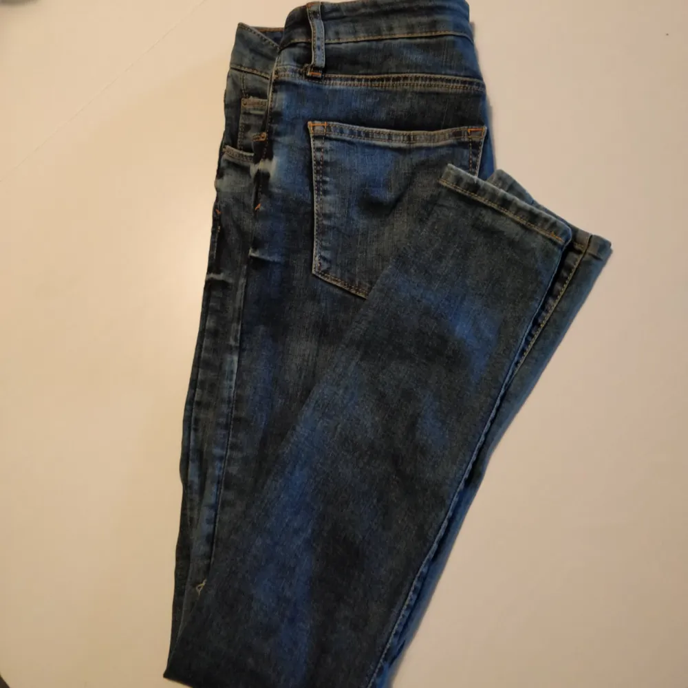 Skinny jeans med slitningar från Lager 157. Fem fickor, sparsamt använda. . Jeans & Byxor.
