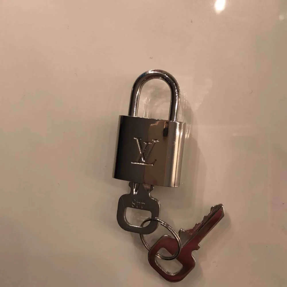 Säljer LV lås (kopia) ser väldigt äkta ut och är i väldigt bra skick. Nycklar tillkommer och går att låsa upp låset.  Köparen står för frakt 20kr. . Accessoarer.