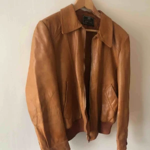  - Vintage skinnjacka från H&M. 80-tal. Snyggt sliten och väl använd. Ser mycket bättre ut irl och på. Kam hämtas i Uppsala eller skickas mot fraktkostnad. Storlek 50 på lappen. 