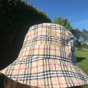  - Super snygg burberry bucket hat. Normal i storleken och använd få gånger. Kan mötas upp i Linköping och skickas mot frakt