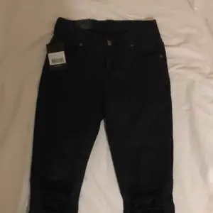 Oanvända Jeans från Dr. Denim. Nypris: 499kr. Dom är små i storleken, men väldigt stretchiga så dom passar både XS och S. Dom är bra längd för någon som är runt 165cm. Oanvända. Lappen finns kvar. Jag tar swish och fraktar ifall köparen står för frakten 