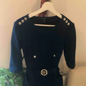  - Pedro del hierro klänning, äkta. Ärvd.  Nypris 3989:- cirkus.  Storlek 42. Skulle mer säga som M. Knä lång. Marinblå 