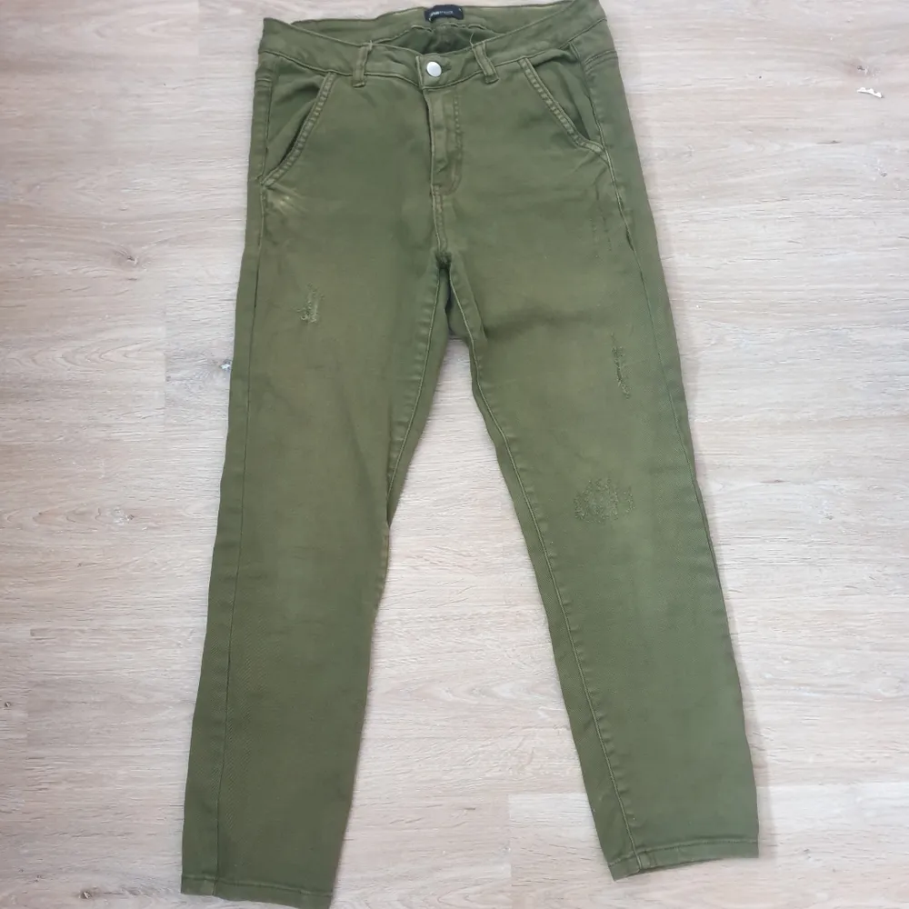 Ett par militärgröna boyfrined jeans från Gina Tricot i storlek 38, säljer de pga att de blivit för små. De är i nytt sick och sitter bra på.. Jeans & Byxor.