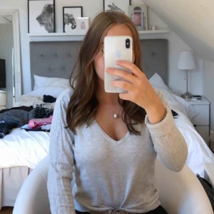  - Grå långärmad tröja, i bra skick