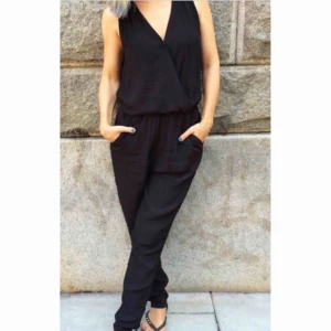  - Snygg Svart jumpsuit/byxdress från Lindex i storlek 36.  Fickor framtill och två fejk fickor baktill.  Knappt använd så den är i mycket fint skick!   Frakt tillkommer! 