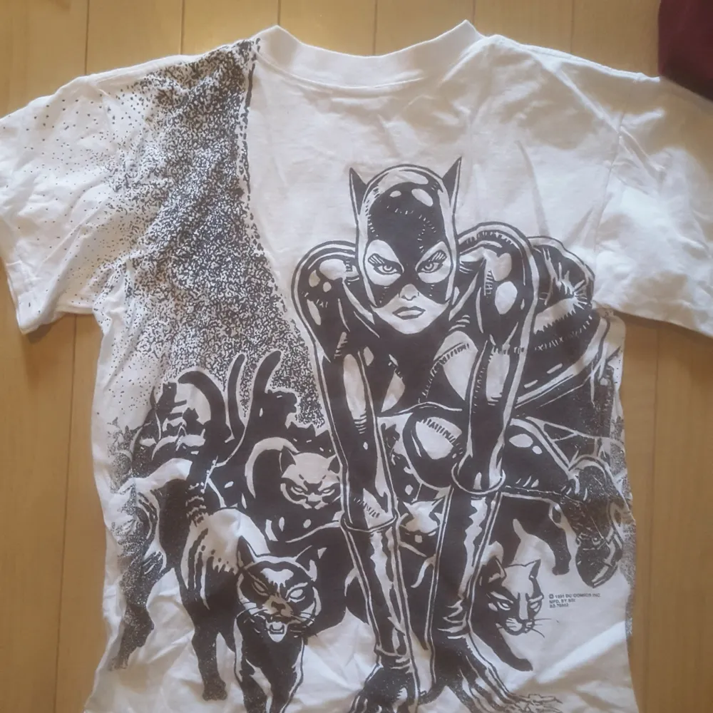 Catwoman T-shirt i 100% bomull.  Fram och baksida.  Passar en XS-S. T-shirts.
