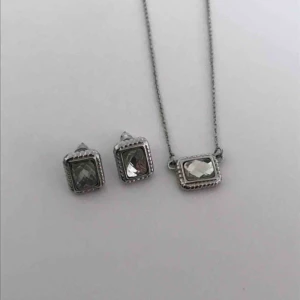  - Enkla och fina örhängen med matchande silver halsband med glittrig sten. Använda max 2 gånger, i jätte fint skick! 