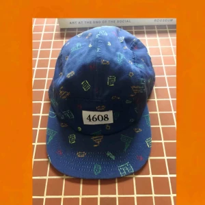  - Skitsnygg limited edition keps som ser ut som det tyg som finns i Stockholms tunnelbana. Säljer pga använder inte! En 5 panels keps.  200inkl frakt. 