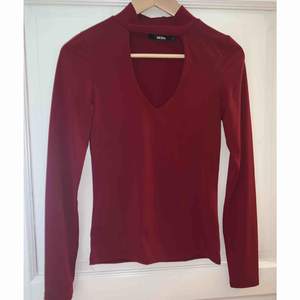 Röd tröja med urringning från bikbok Använd 2 ggr  Hämtas i Gävle eller fraktas, fraktkostnad tillkommer🌸
