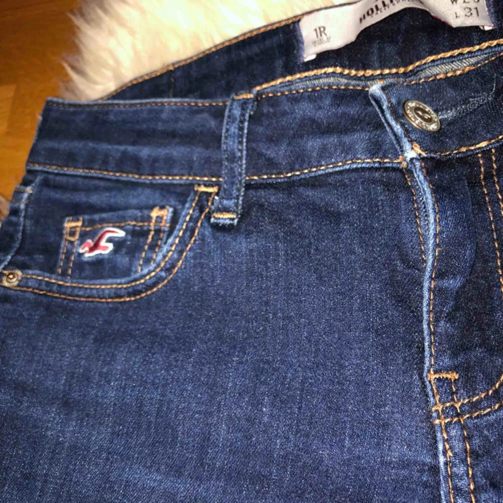 Säljer ett par Hollister jeans. Dom är mörkblåa och helt i nyskick. Använda en gång. Sjukt sköna och låg midjade. . Jeans & Byxor.