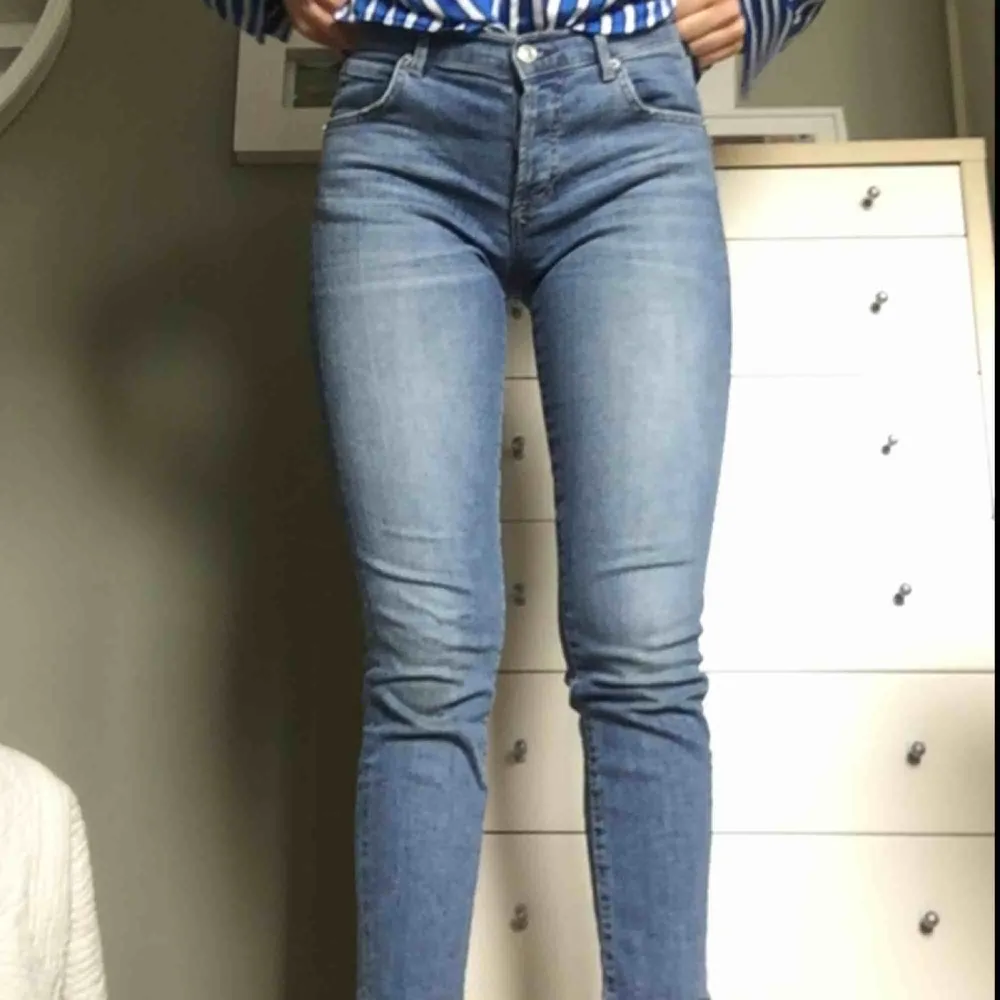 Jeans från Gina tricot som är kortare vid ankeln och lågmidjade. Jeans & Byxor.