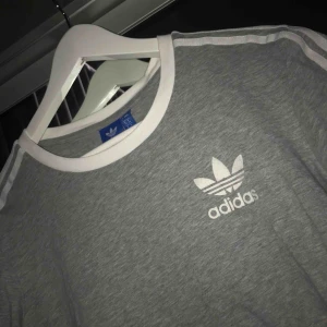  - Grå tröja från adidas som aldrig är använd🌹