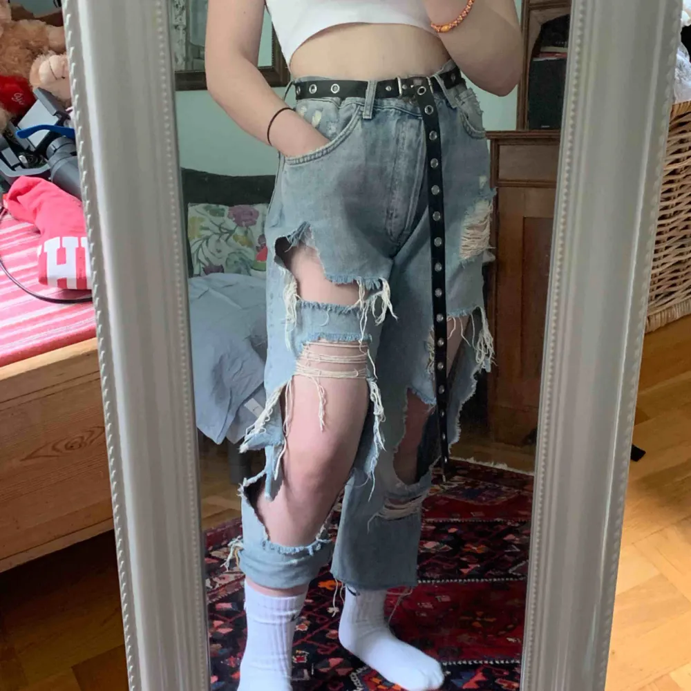 👖Ripped Jeans!👖180kr. Storlek: L (men sitter bra med ett åtsittande skärp) Finns att hämta i Lund eller Malmö i Skåne, annars ingår frakt💖. Jeans & Byxor.