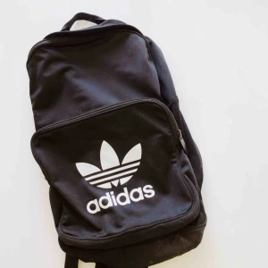  - Sparsamt använd adidasväska 🔥