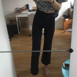  - Mörkblåa korta utsvängda jeans ifrån boomerang. Storlek 32 men passar 34 utmärkt då materialet är väldigt stretchigt!  Kan mötas upp i Stockholm eller frakta (köparen står för frakten)