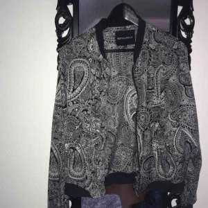  - Jacka/tröja beroende på om man är varm eller kall blodig  Storlek: S/36 Con : 7/10 fint begagnat skick  Skickar gärna mer vilse vid intresse  Köparen betalat frakt