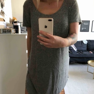  - T-shirt klänning från bikbok, väldigt skönt & luftigt material. 