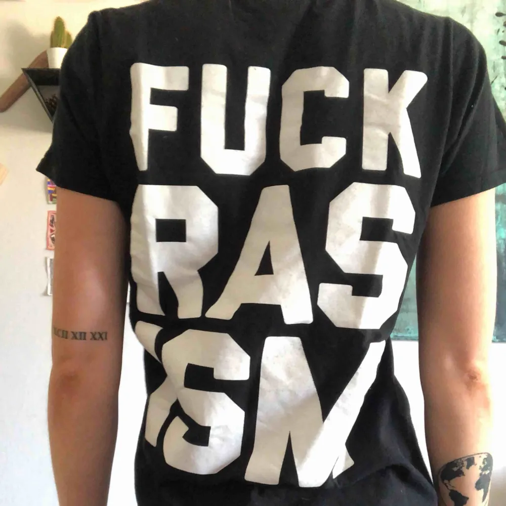FUCK RASISM T-shirt i skön passform! Sparsamt använd. (Frakten ingår i priset).. T-shirts.
