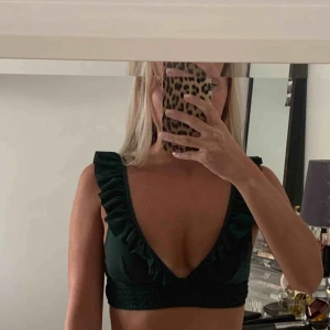  - Mörkgrön bikinitop med volang & justerbara band. Använd 1-2 gånger. Frakt ingår.