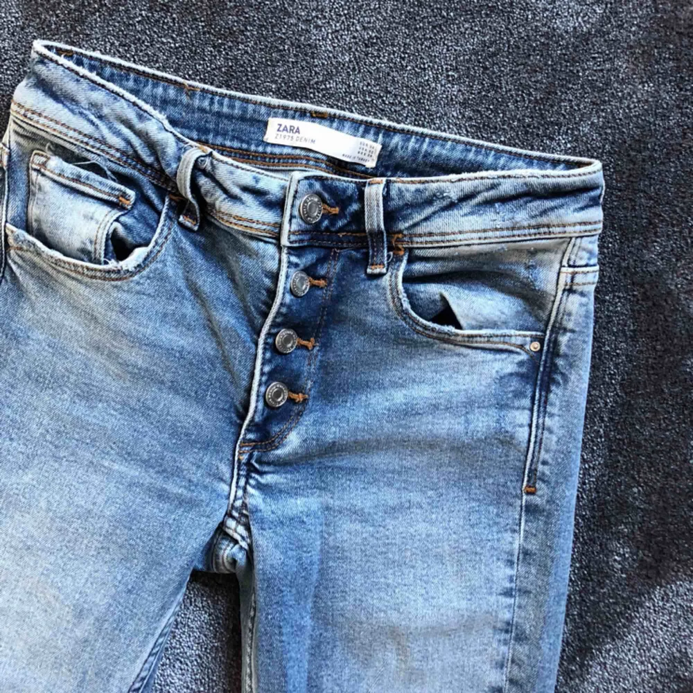 Helt nya och oanvända jeans från Zara. Tyvärr för små för mig. Dom är verkligen super snygga!!. Jeans & Byxor.