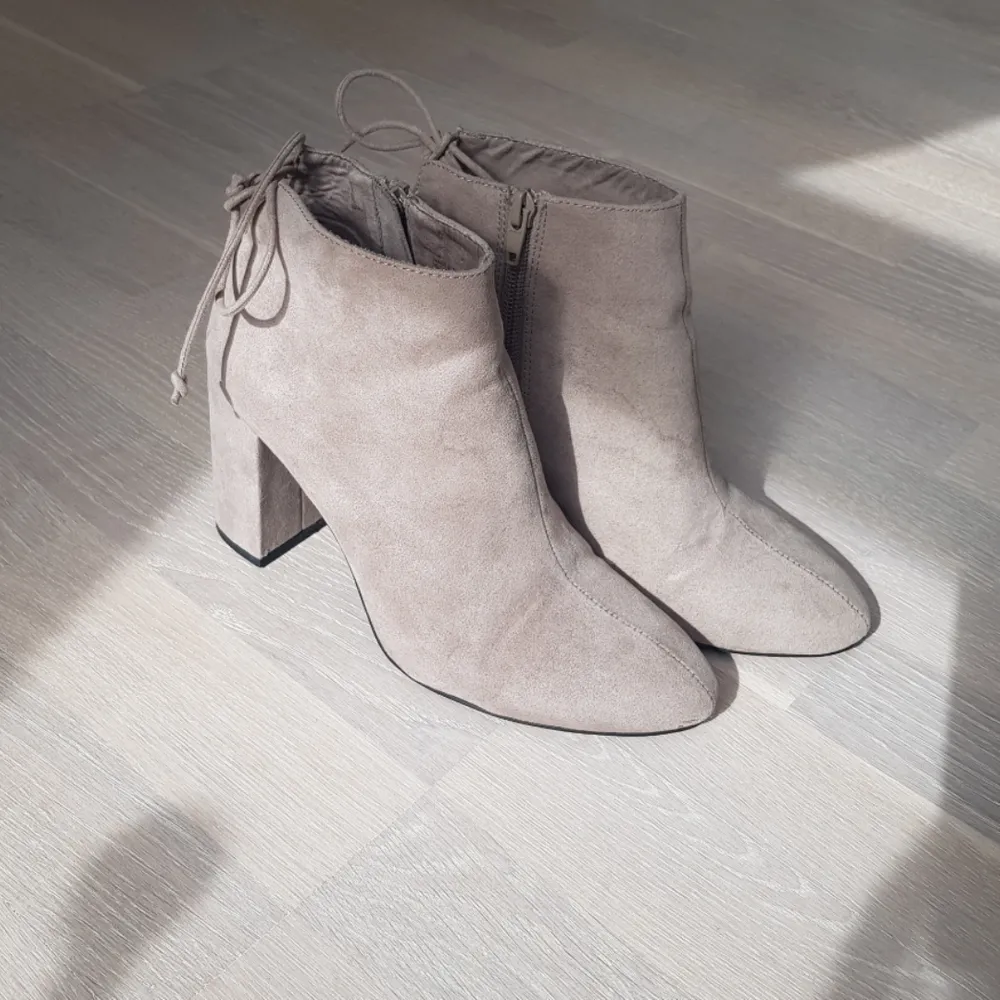 Grey boots by pull&bear, worn 3 times. Good condition but a few marks from water (I wore them on a rainy day 🙄) but it doesnt show when you have them on, you can only see it if you look closely! The material is like mocka/suede imitation. I can meet in täby or TC! =) Size 38. Skor.