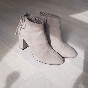 Grey boots by pull&bear, worn 3 times. Good condition but a few marks from water (I wore them on a rainy day 🙄) but it doesnt show when you have them on, you can only see it if you look closely! The material is like mocka/suede imitation. I can meet in täby or TC! =) Size 38