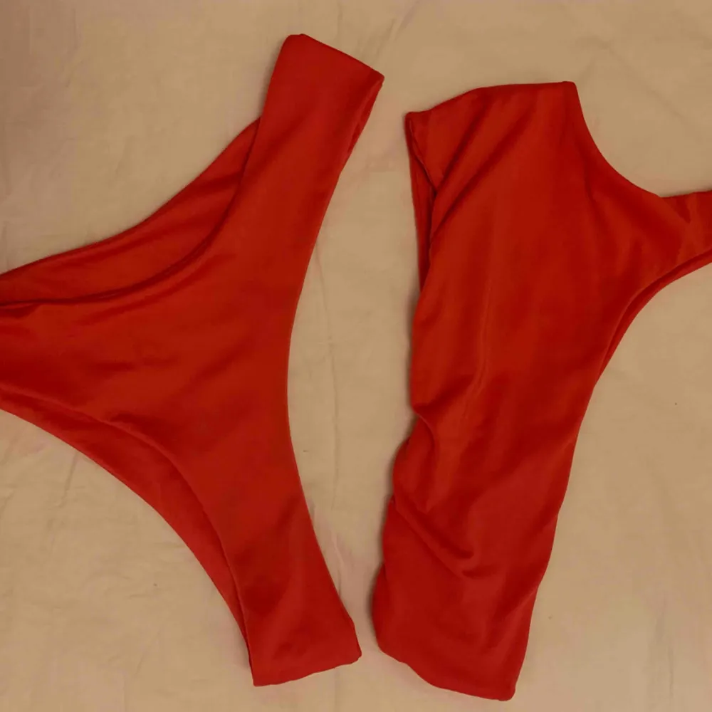 Oanvänd bikini från Zaful. Röd i färgen. jag aldrig använt bikinin endast provat så den är i nyskick. Köparen står för ev frakt. Övrigt.