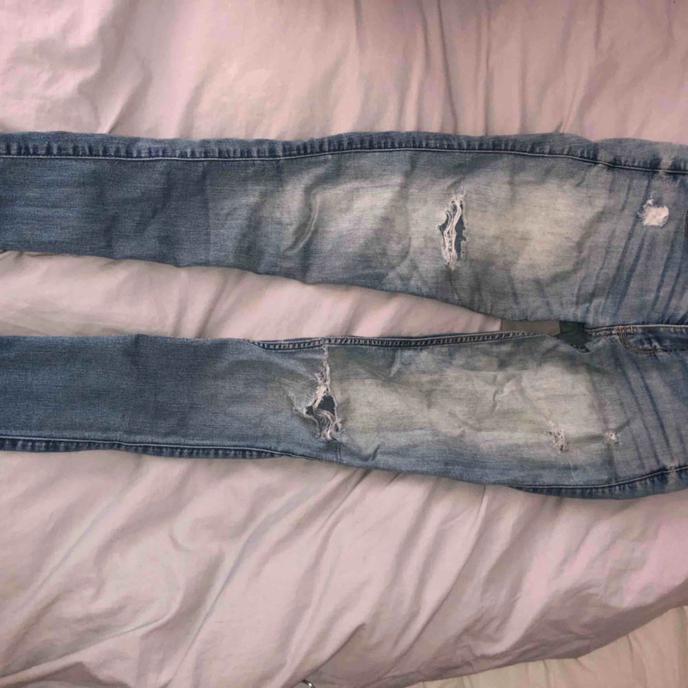 Lite slitna.  Från Hollister.  Super skinny modellen. . Jeans & Byxor.