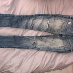  - Lite slitna.  Från Hollister.  Super skinny modellen. 