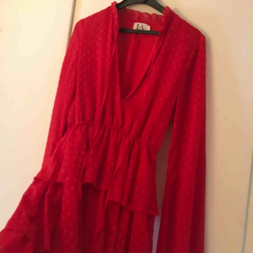 (har lagts upp på andra sidor också) linn ahlborg x nakd klänning i rött med spetsdetaljer, i nyskick då den endast är använd 1 gång 😊 kan fraktas . Klänningar.