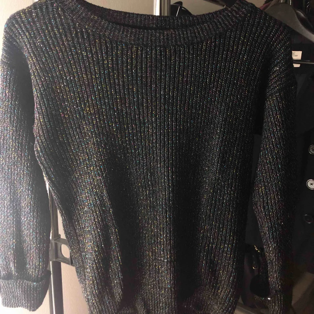 Sweater Condition: great condition Color: black w/ colorful glitters . Toppar.