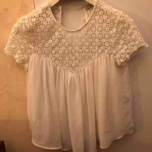  - Söt topp från zara i fint skick. Storlek xs, men passar även s då den inte sitter tight. 