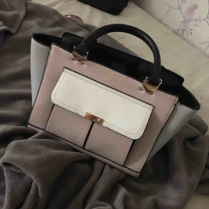  - Ny och fin väska Inga fel Betalning sker via swish Köparen står för frakten 