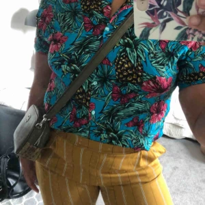  - Köpt på Carlings och knappt använd. Passar mer M om man vill ha den Oversize. 100kr plus frakt tillkommer!🤓