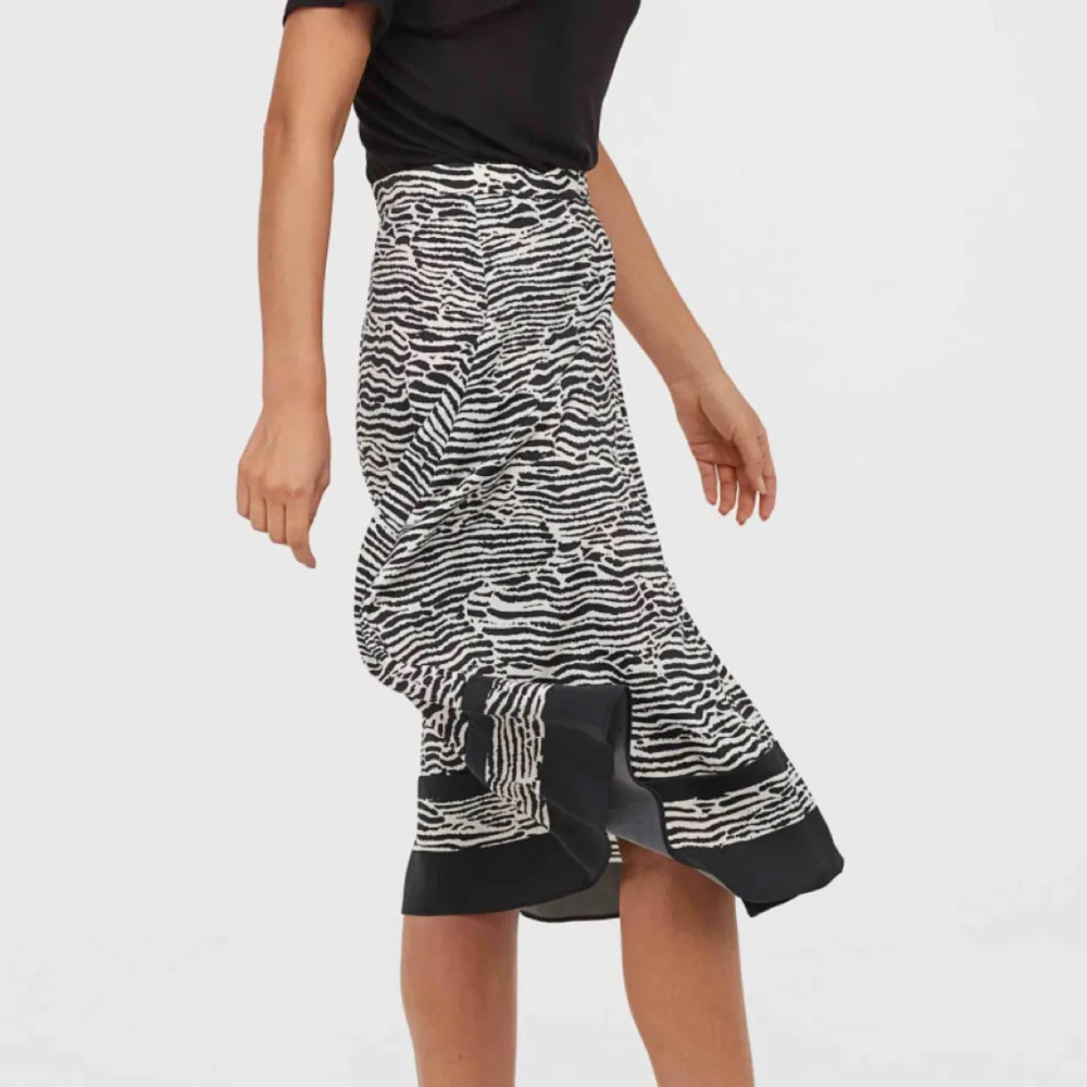 HELT NY kjol från H&M. Oanvänd. Frakt inkluderat i pris!. Kjolar.