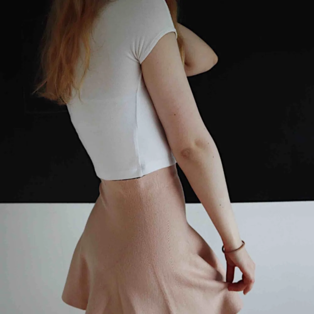 jätte söt puderrosa kjol från BikBok. nästan oanvänd! 🛒 kan möttas i Helsingborg. Frakt är inte säkert. . Kjolar.