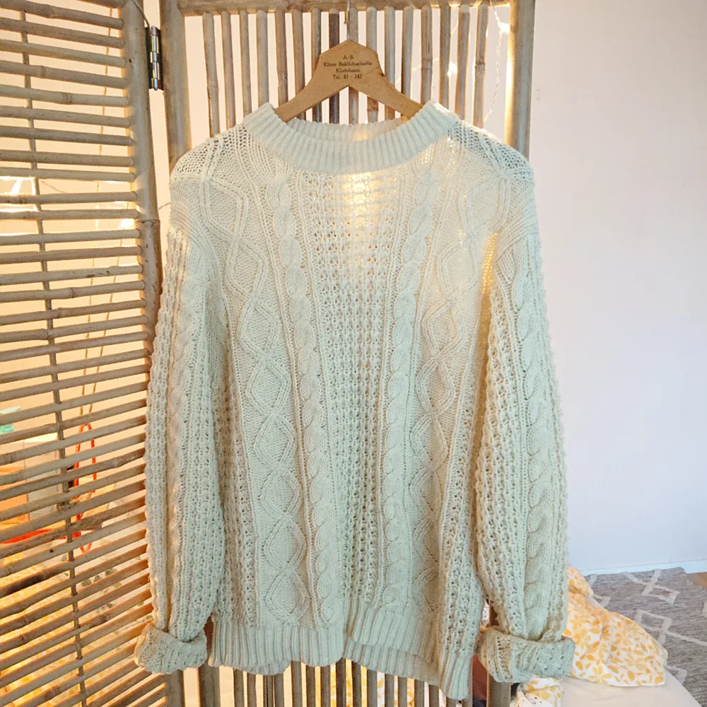 Vintage kabelstickad tröja i naturvit färg. Perfekta tröjan en sommarkväll/natt. I bra skick! . Tröjor & Koftor.