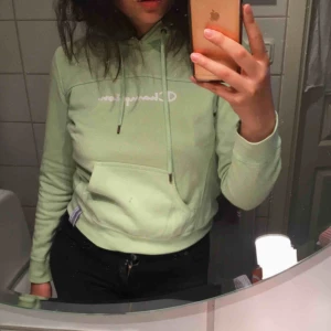  - En fräsch mintgrön hoodie från Champions. Hoodien har dock en fläck på baksidan av luvan. 