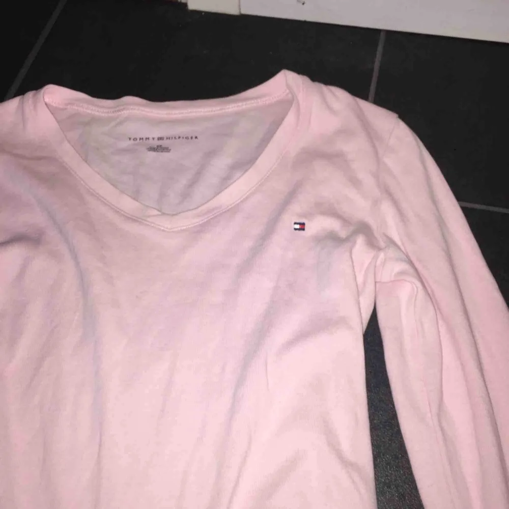 Säljer denna rosa tröjan ifrån Tommy Hilfiger i storlek s, frakt kostar 15. Tröjor & Koftor.