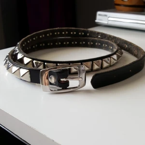  - Vintage läderbälte med nitar. Kan skickas om köparen står för frakten.