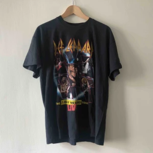  - Vintage Def Leppard från 1993 i snyggt urtvättat skick. Kan hämtas i Uppsala eller skickas mot fraktkostnad 