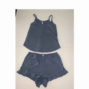  - Ljusblått sovset köpt från Cotton on. Toppen är i XS & shortsen är i S, aldrig använda. Frakt tillkommer.