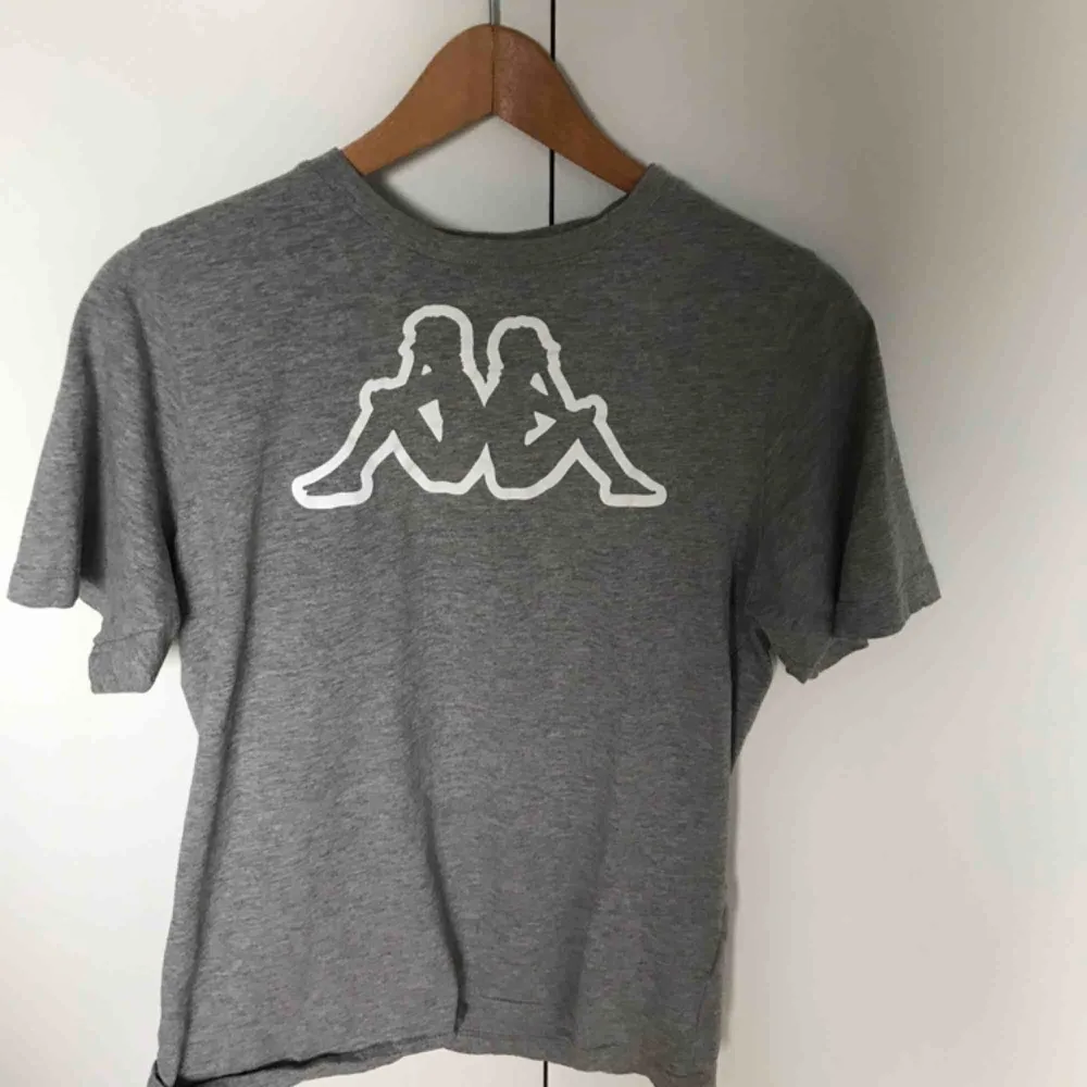 Skitsnygg grå Kappa T-shirt! Nyskick, 120kr, kan diskuteras! Möts i Sthlm och postar! Fraktkostnad: 36kr. T-shirts.
