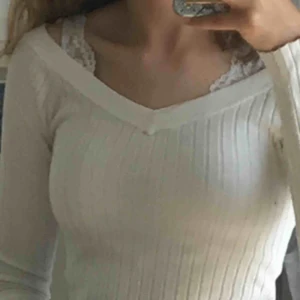 Vit tröja - Köpt för 249kr för mindre än ett år sen på Gina tricot. Använd flitigt men fortfarande i ett bra skick. Säljer då den inte kommer till användning! Kan både mötas upp i Stockholm och frakta! (Är XS men anser själv att den även mycket väl passar S) 