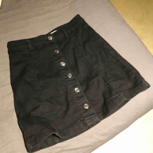  - Säljer denna fina kjol pga att den inte längre passar.