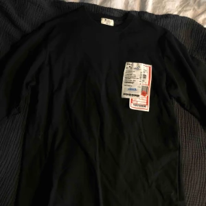  - Oversize T-shirt med ”prislapp” design på framsidan och gult tryck på baksidan!