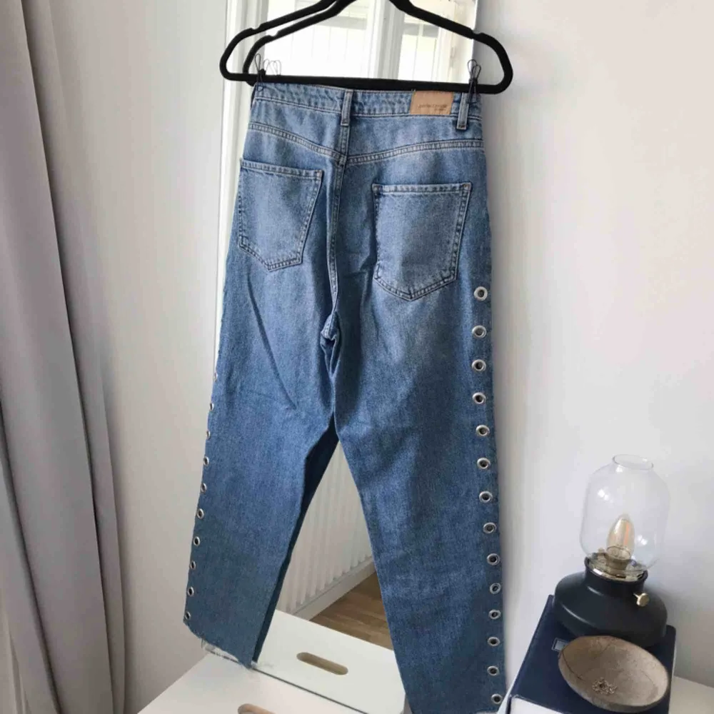 Mom jeans från Gina Tricot med öljetter på sidorna. Riktigt snygga! Frakt ingår. Storlek 36.. Jeans & Byxor.